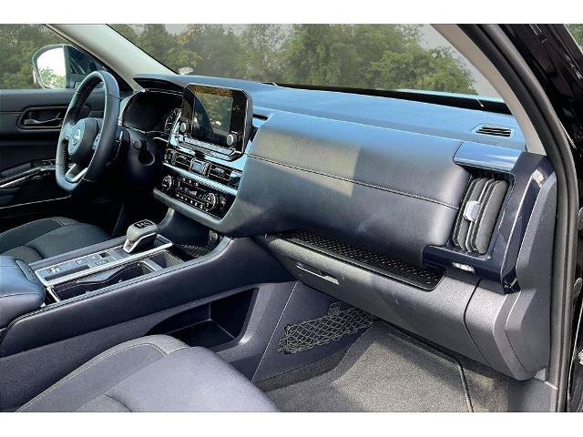 Used 2025 Nissan Pathfinder SV w/ SV Premium Package FWD image 23