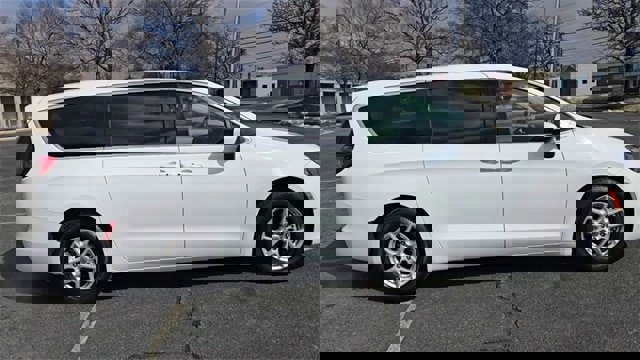 Used 2022 Chrysler Voyager LX image 7