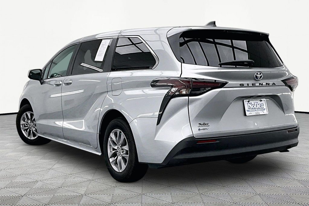 Used 2025 Toyota Sienna LE FWD image 13