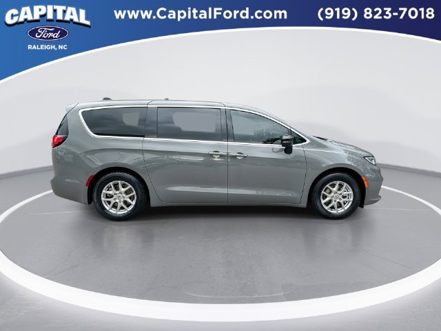 Used 2025 Chrysler Pacifica Select FWD image 9