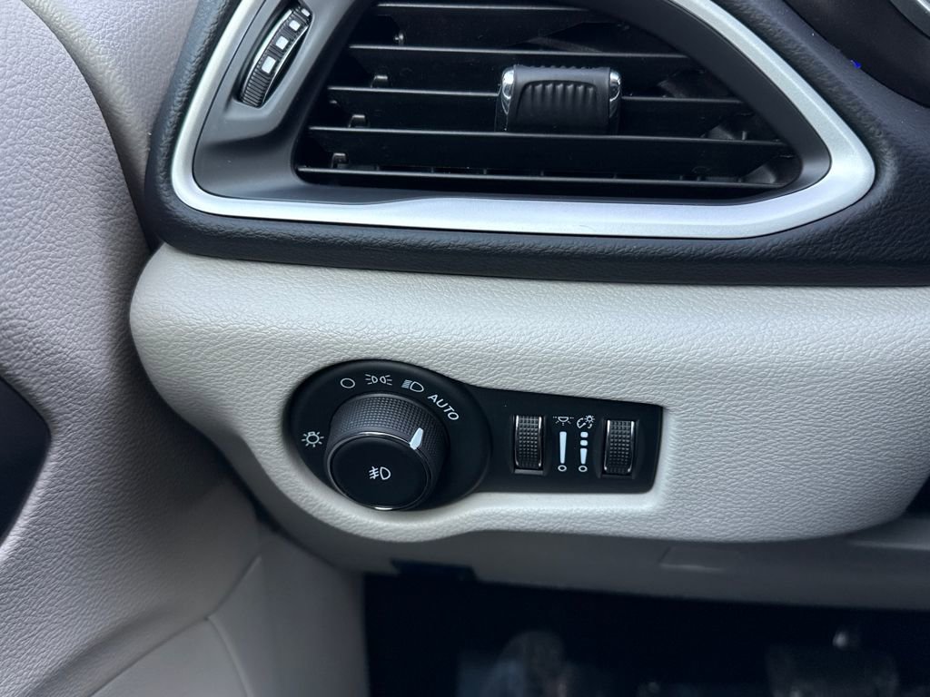 Used 2024 Chrysler Pacifica Touring-L image 26