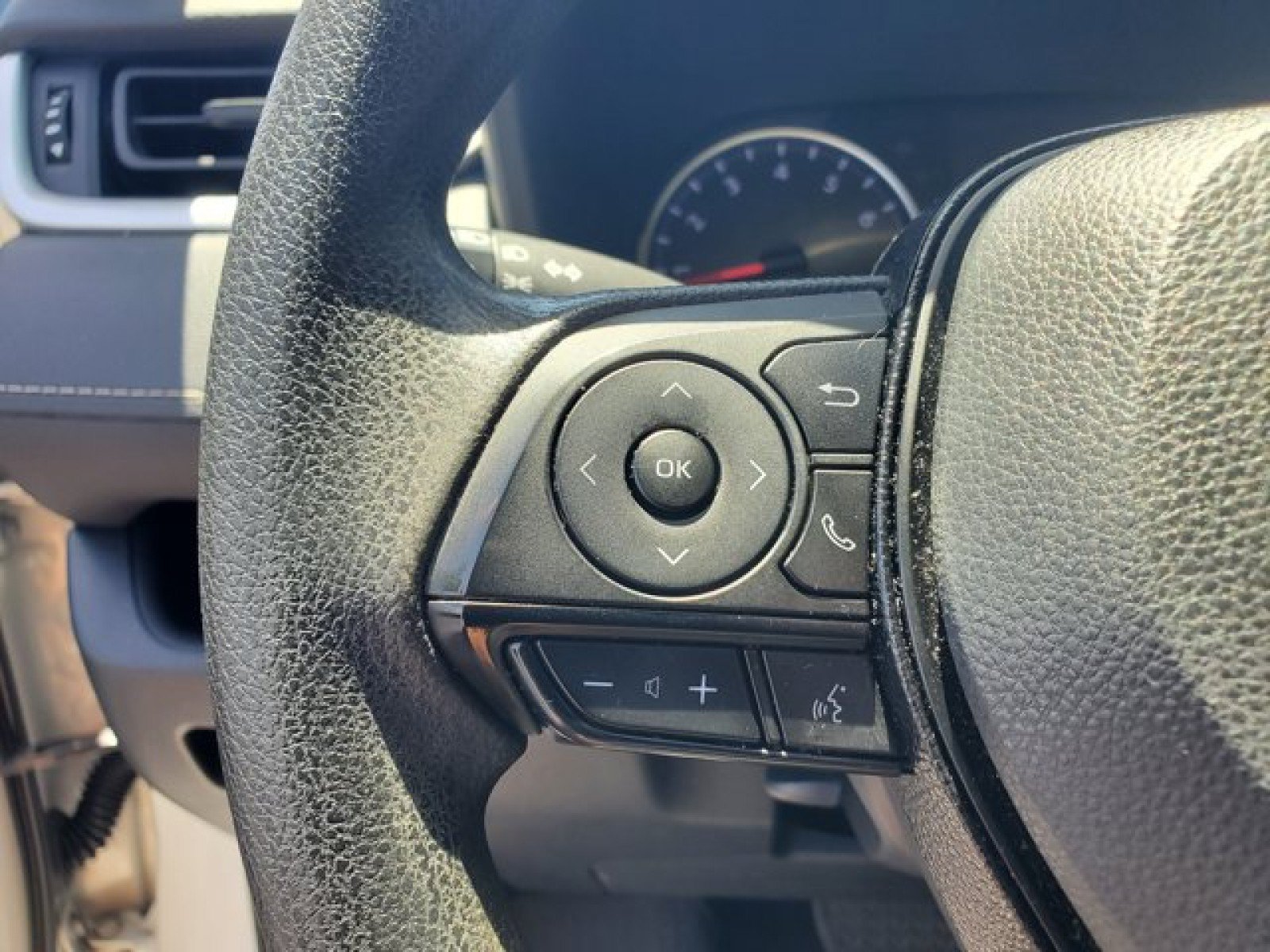 Used 2020 Toyota RAV4 LE FWD image 16