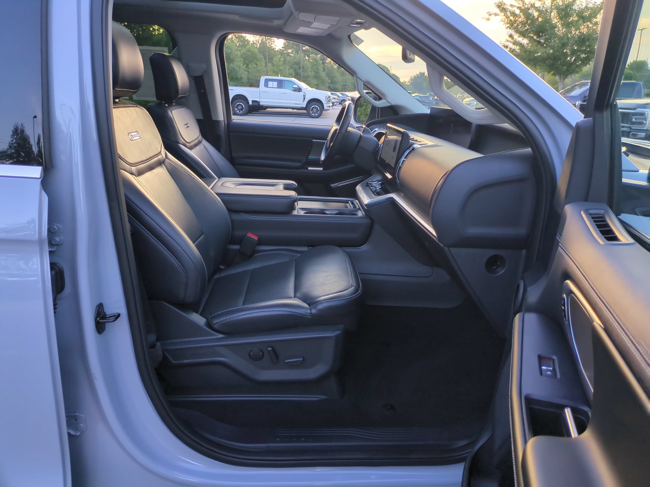 Certified 2025 Ford Expedition Max Platinum w/ Driver's Package AWD/4WD image 37