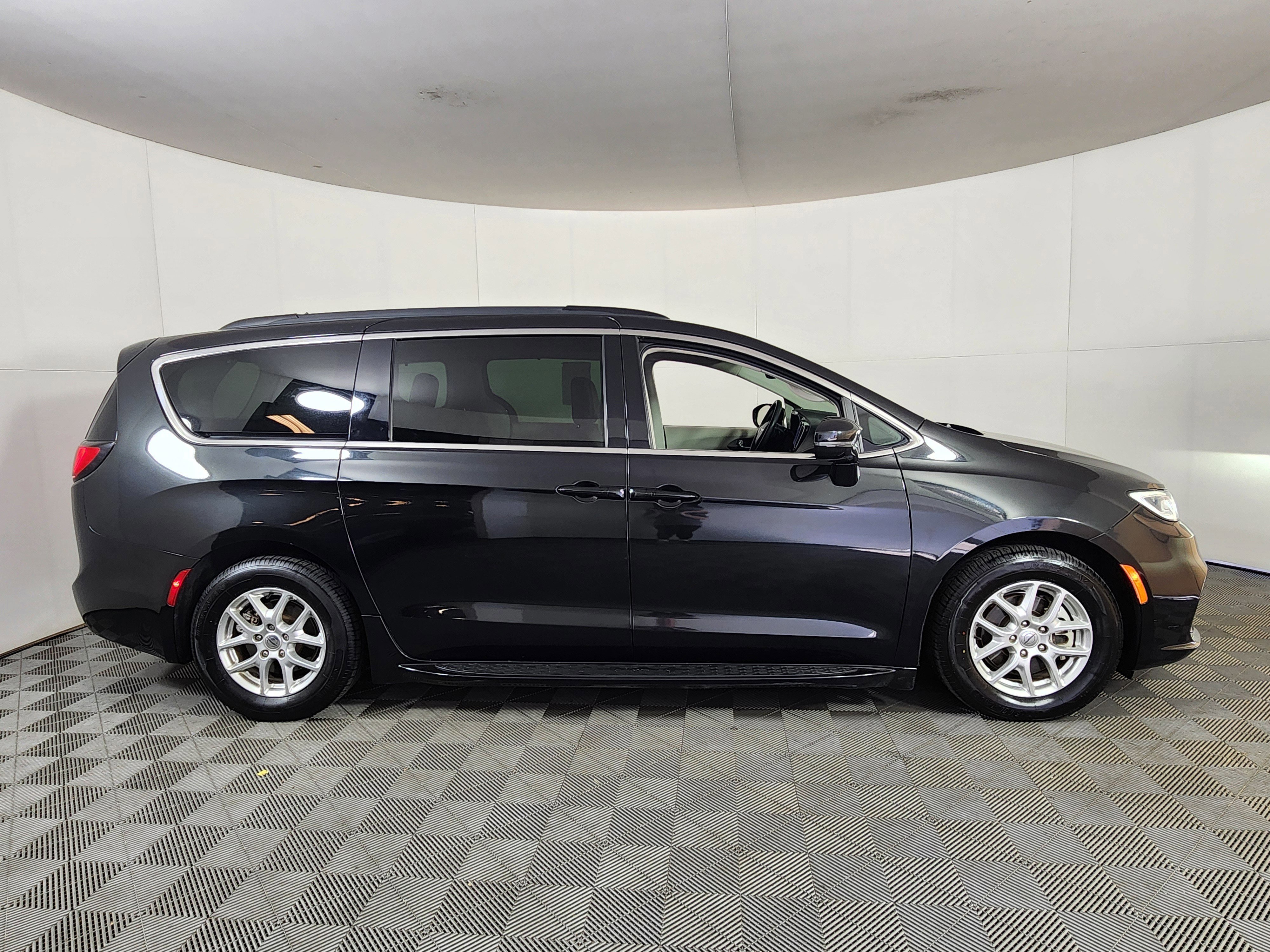 Used 2022 Chrysler Pacifica Touring-L image 6