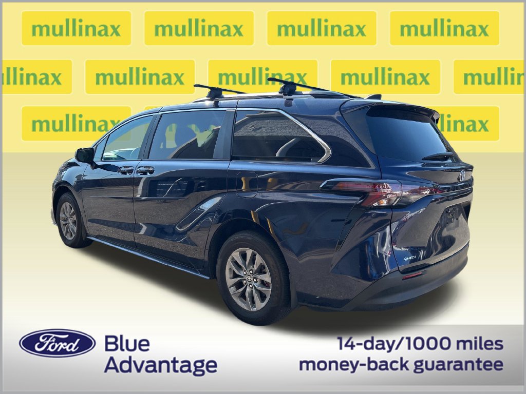 Used 2025 Toyota Sienna LE FWD image 3