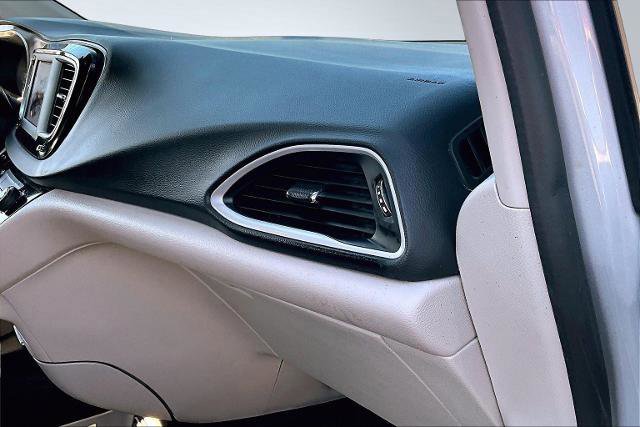 Used 2022 Chrysler Voyager LX image 19