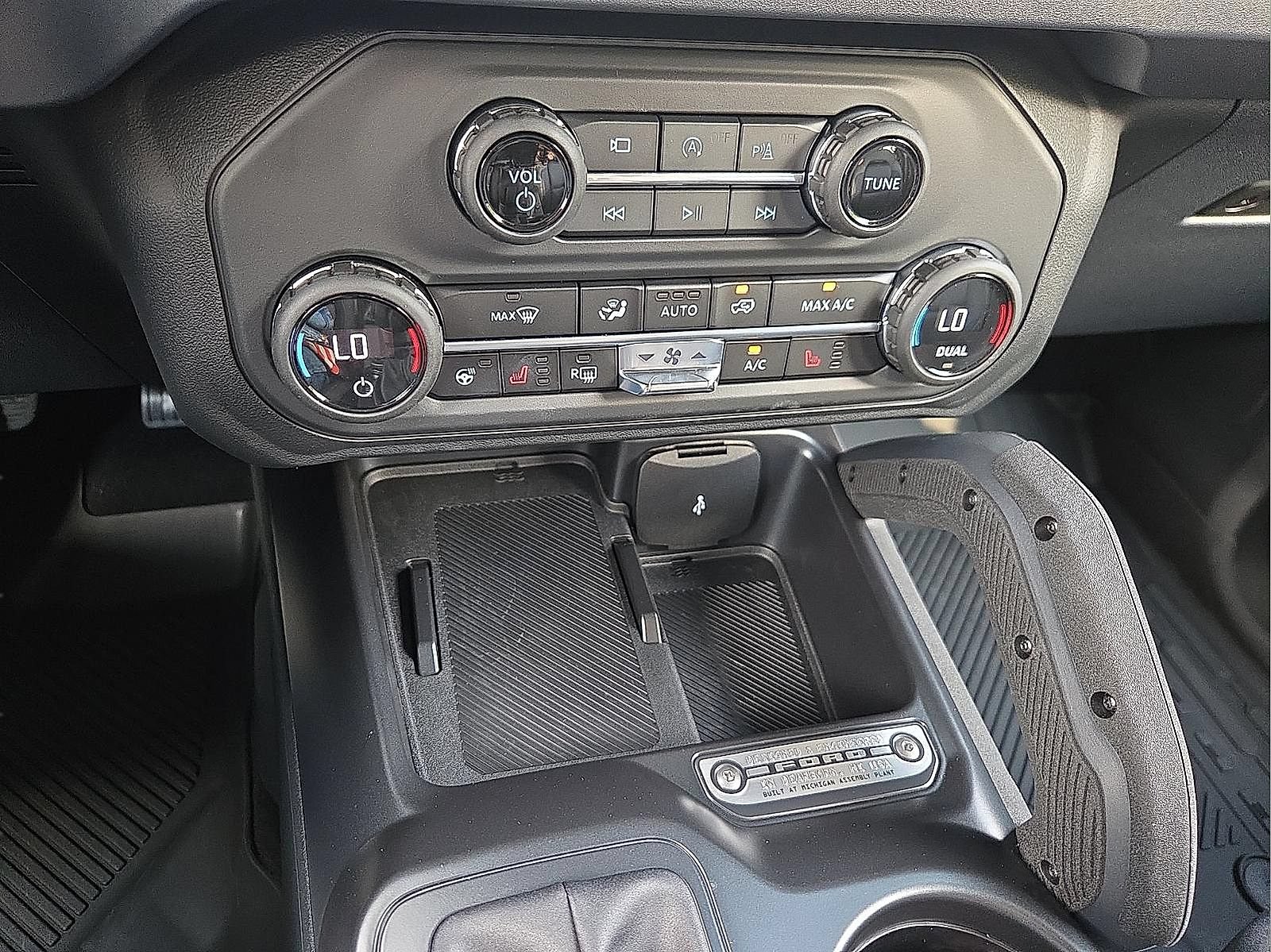 Certified 2025 Ford Bronco Outer Banks w/ Sasquatch Package AWD/4WD image 18