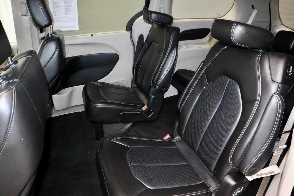 Used 2023 Chrysler Pacifica Touring-L image 21