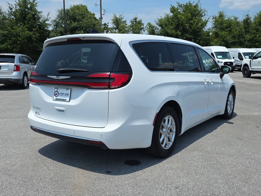 Used 2023 Chrysler Pacifica Touring-L FWD image 7