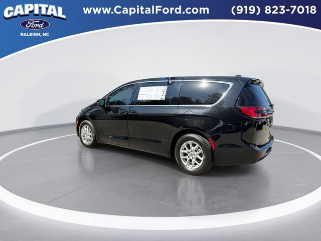 Used 2024 Chrysler Pacifica Touring-L image 4