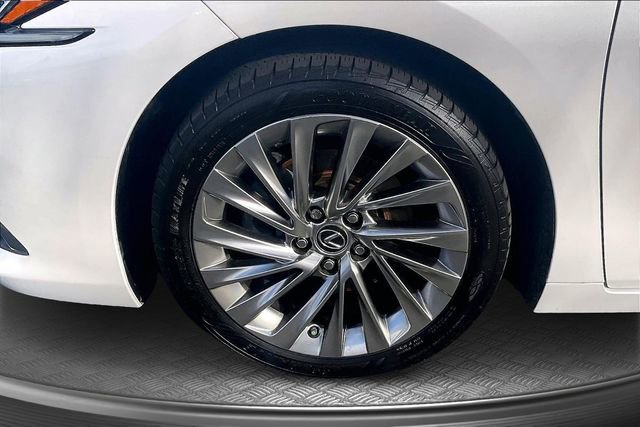 Used 2019 Lexus ES 300h w/ Accessory Package 2 image 11