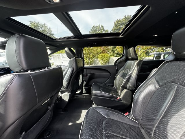 Used 2024 Chrysler Pacifica Premium FWD image 18