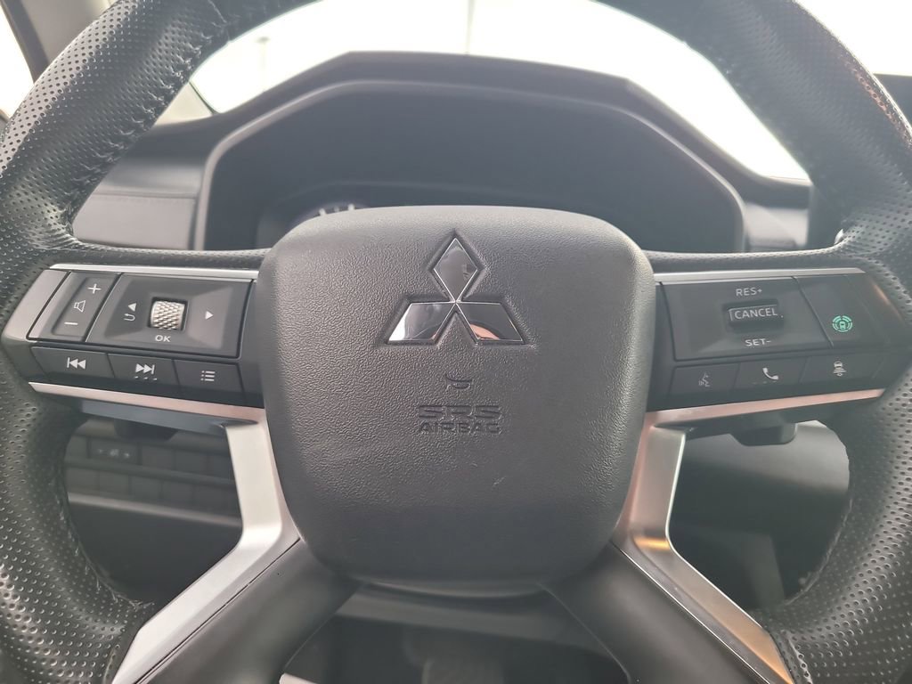 Used 2024 Mitsubishi Outlander SE image 13