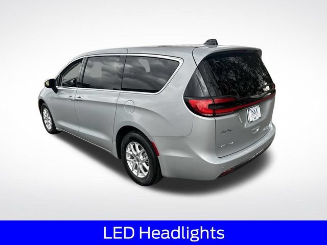 Used 2023 Chrysler Pacifica Touring-L FWD image 7
