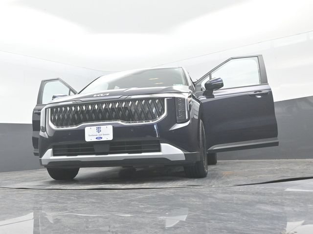Used 2025 Kia Carnival FWD image 35