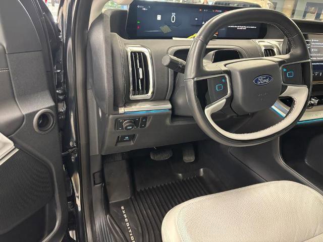 Certified 2025 Ford Expedition Max Platinum w/ Driver's Package AWD/4WD image 9