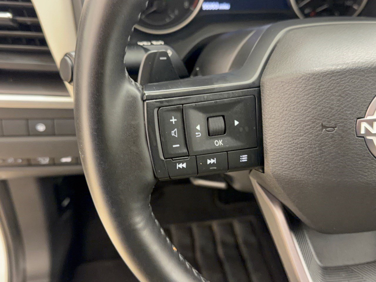 Used 2025 Nissan Rogue SV AWD/4WD image 18