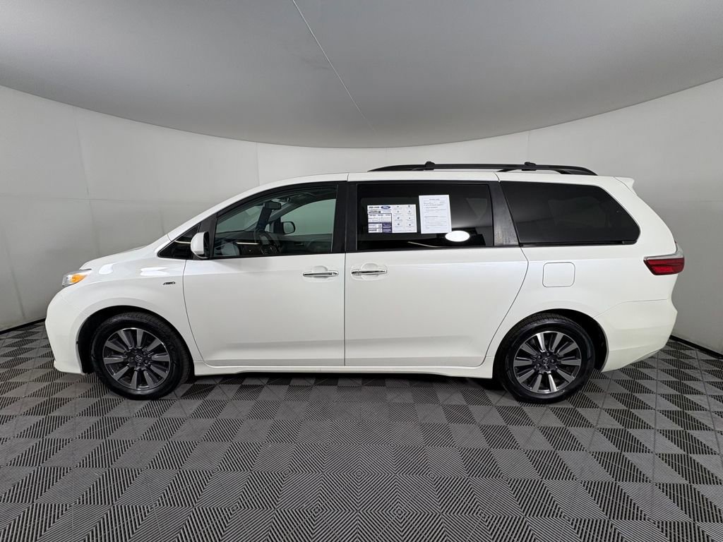 Used 2018 Toyota Sienna XLE w/ XLE Navigation Package image 2