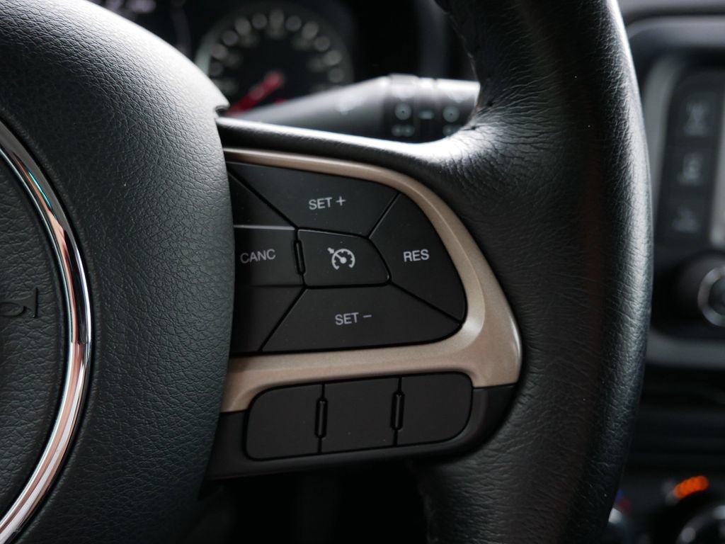 Used 2017 Jeep Renegade Latitude w/ Popular Equipment Group AWD/4WD image 18