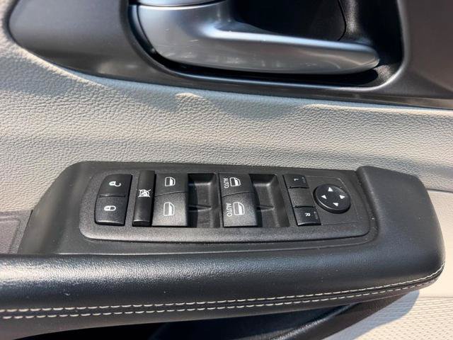 Used 2023 Chrysler Pacifica Touring-L FWD image 21