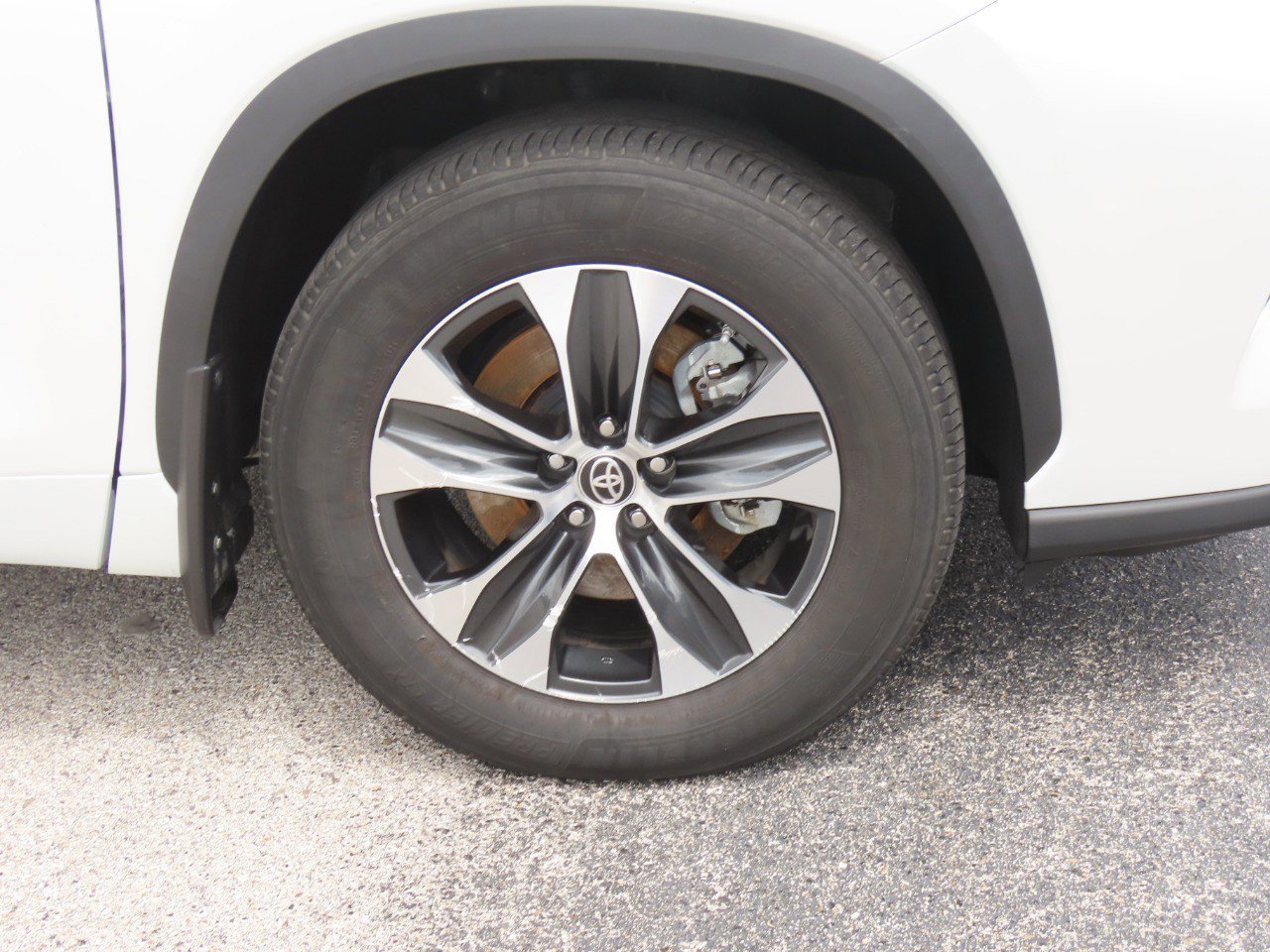 Used 2024 Toyota Highlander XLE FWD image 11