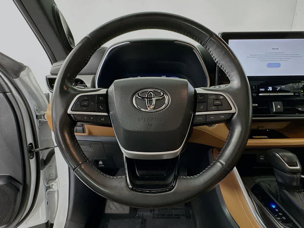 Used 2023 Toyota Highlander Platinum FWD image 16