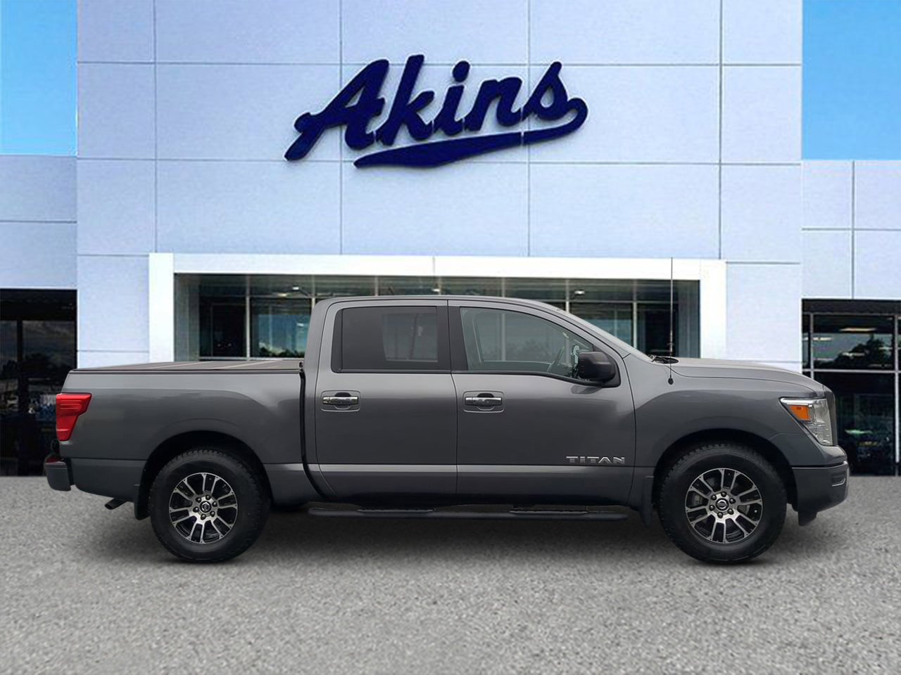 Used 2021 Nissan Titan SV w/ SV Convenience Package image 1