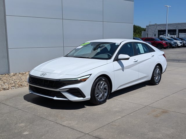 Used 2025 Hyundai Elantra Hybrid FWD image 8