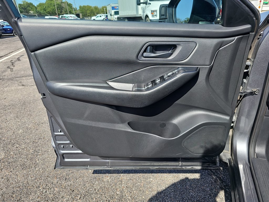 Used 2024 Nissan Rogue S AWD/4WD image 25