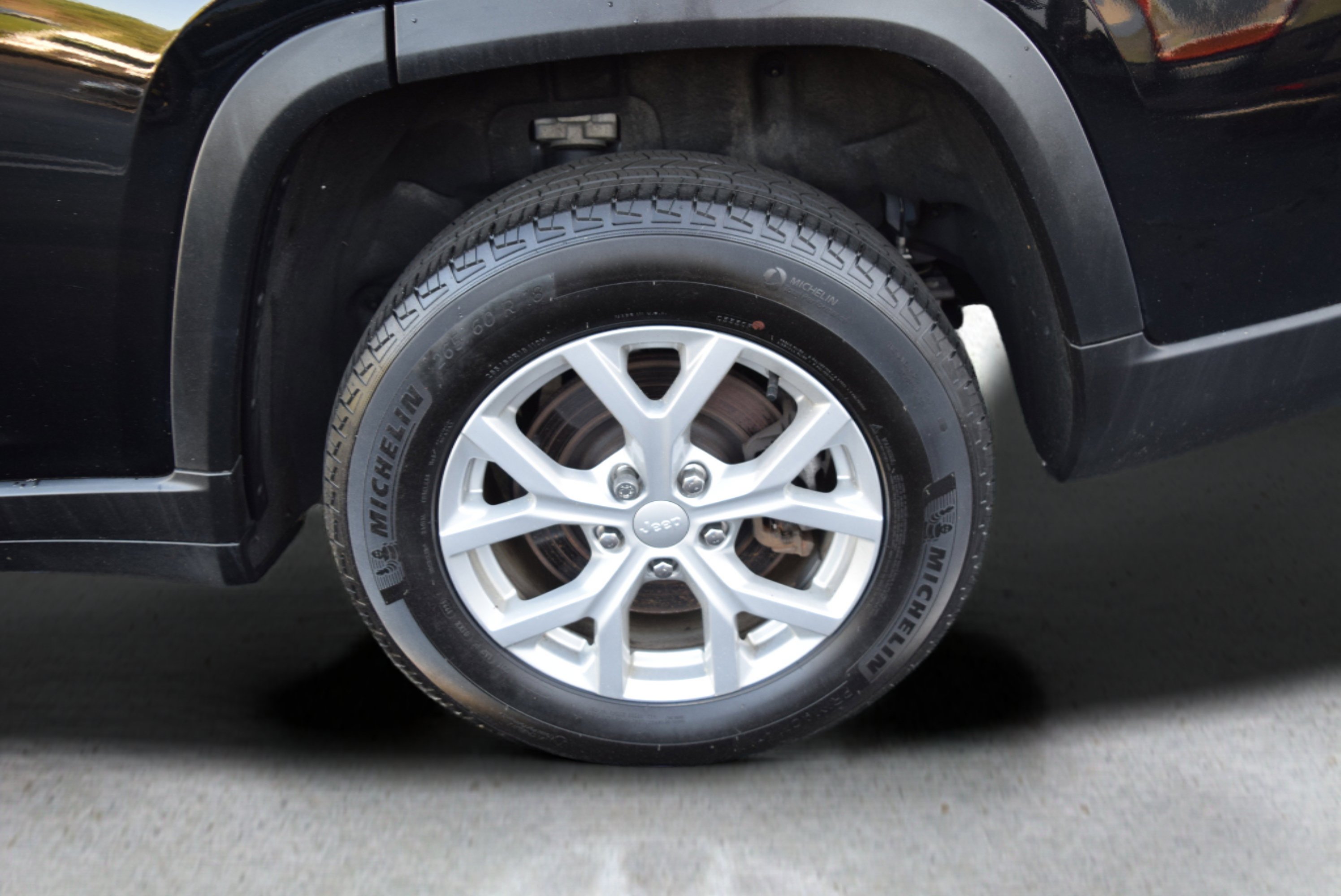 Used 2023 Jeep Grand Cherokee L Limited AWD/4WD image 7