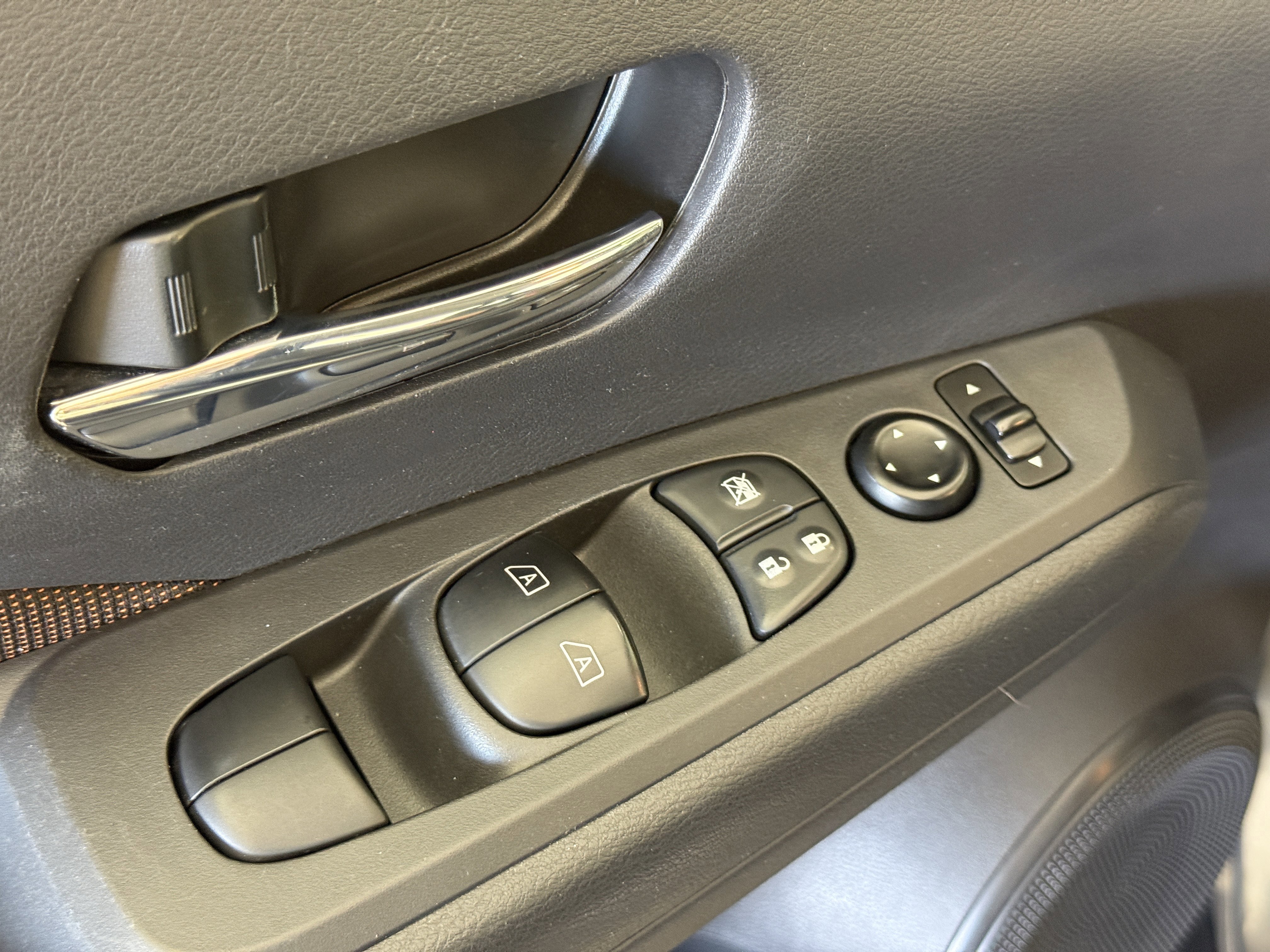 Used 2021 Nissan Kicks SR w/ Interior Electronics Package image 15