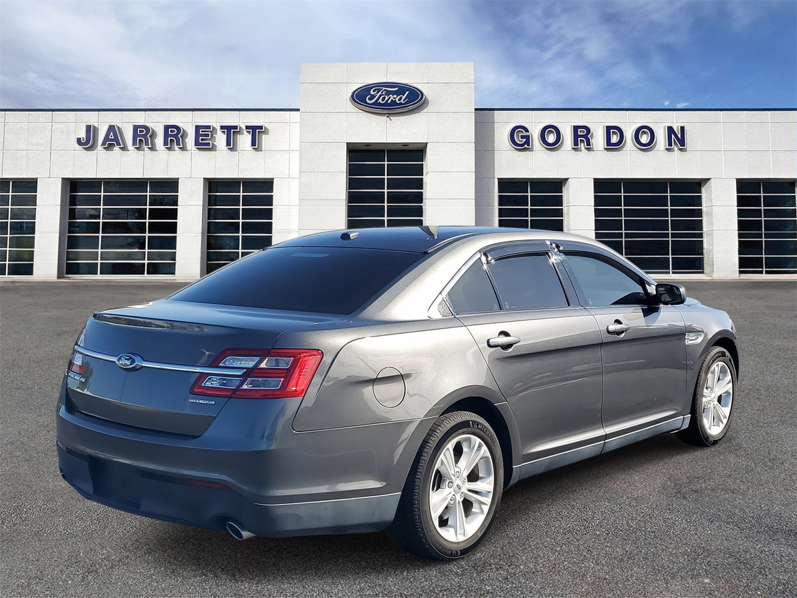 Certified 2017 Ford Taurus SE image 4