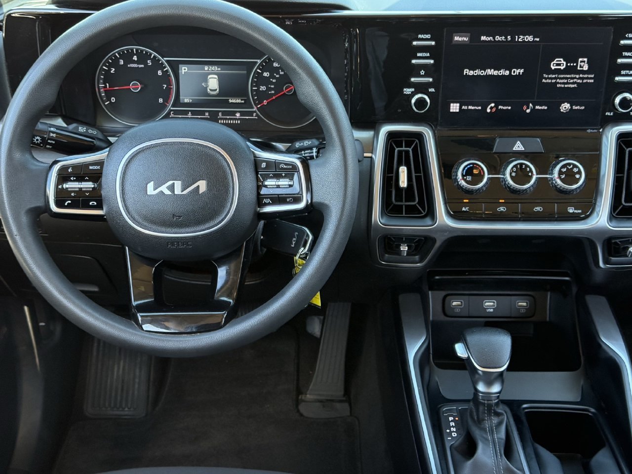 Used 2023 Kia Sorento LX FWD image 11