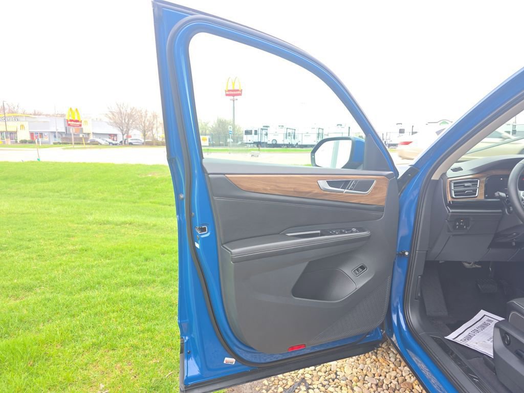 Used 2025 Volkswagen Atlas SE AWD/4WD image 15
