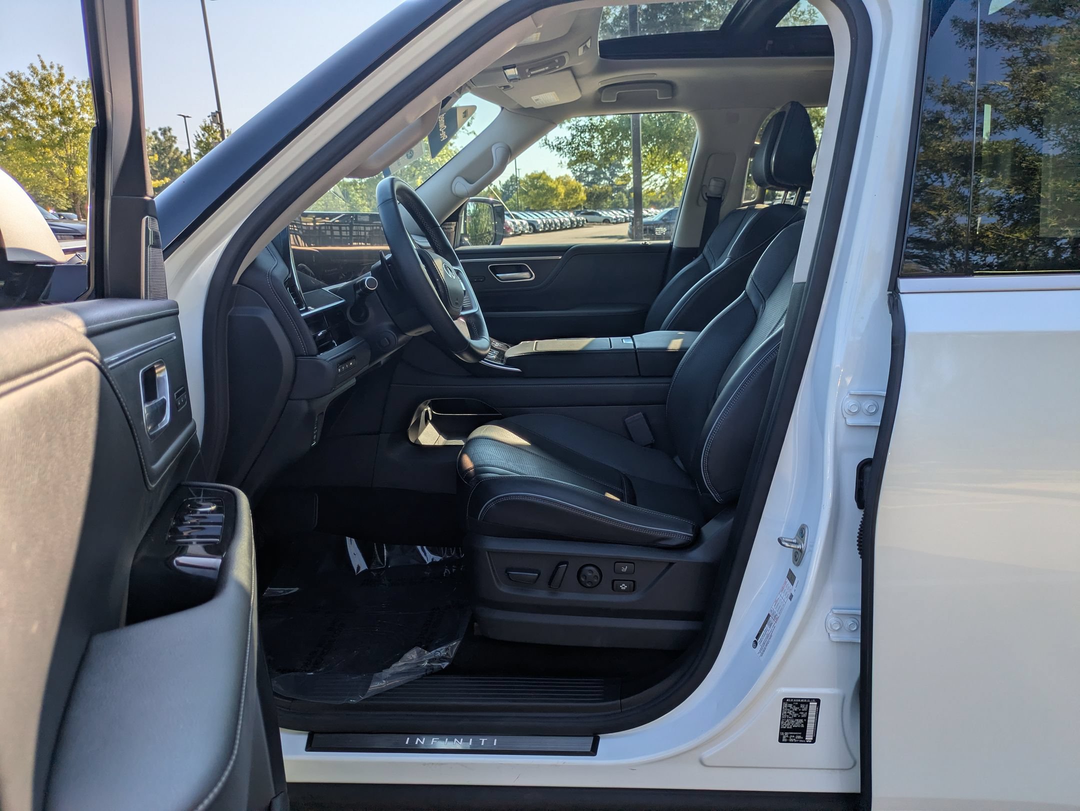 Used 2025 INFINITI QX80 Sensory AWD/4WD image 12