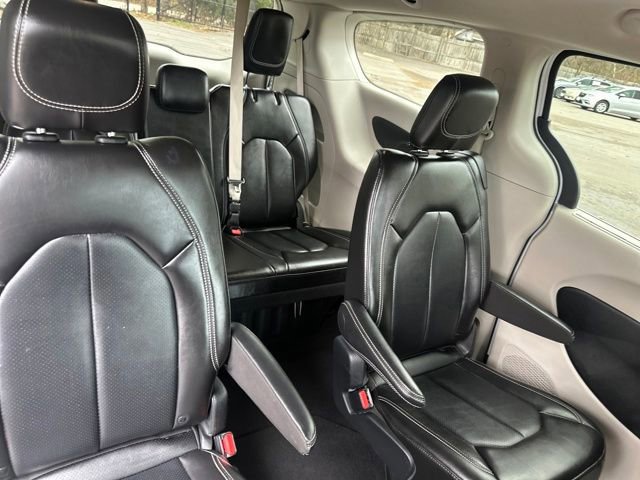 Used 2024 Chrysler Pacifica Touring-L image 17