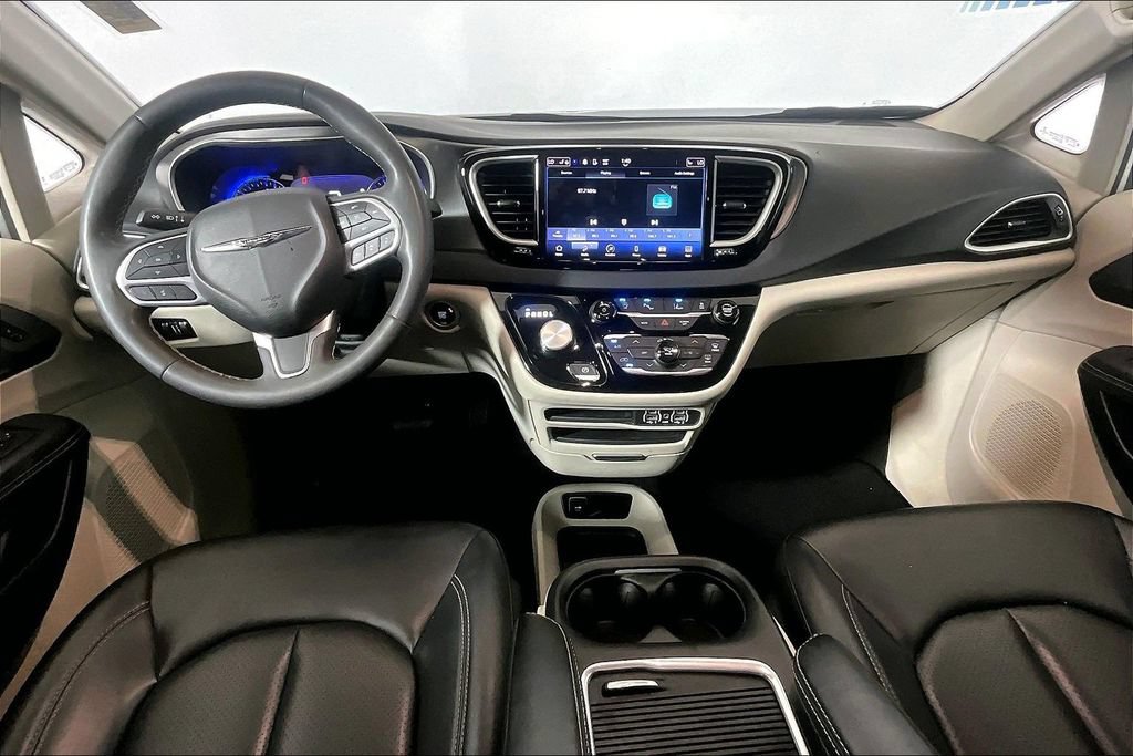 Used 2023 Chrysler Pacifica Touring-L FWD image 11