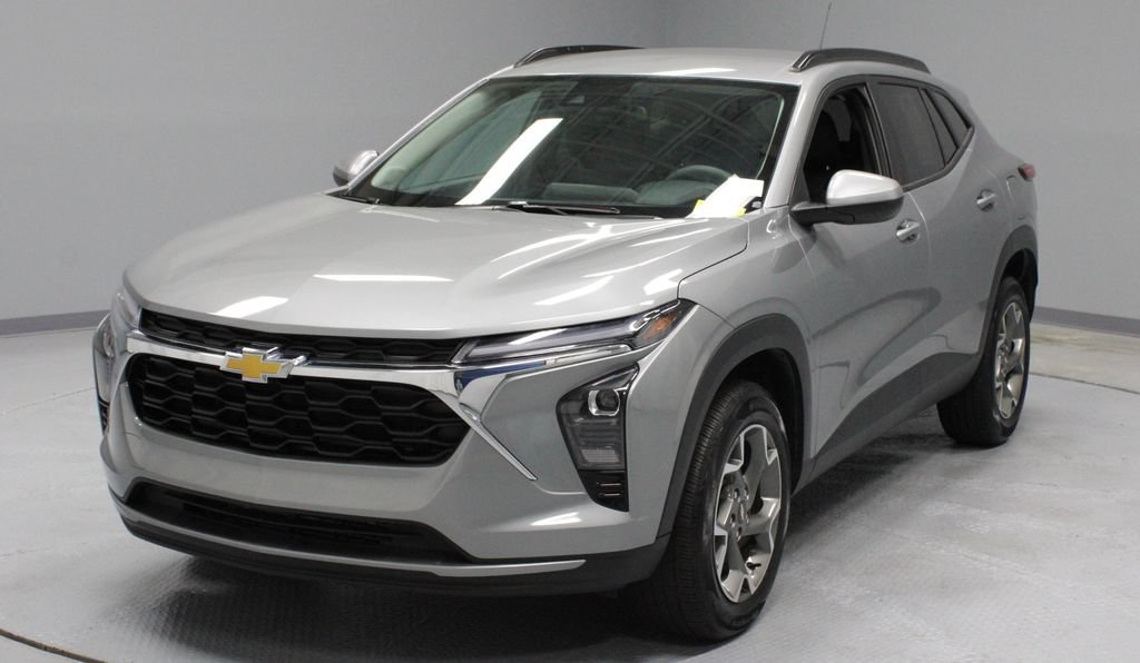 Used 2025 Chevrolet Trax LT FWD image 6