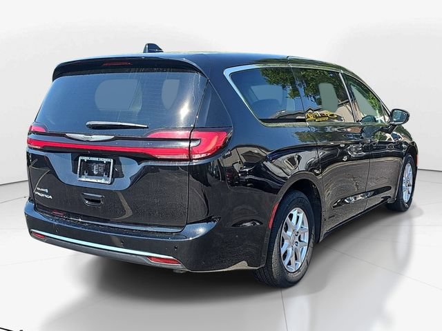 Used 2024 Chrysler Pacifica Touring-L FWD image 3