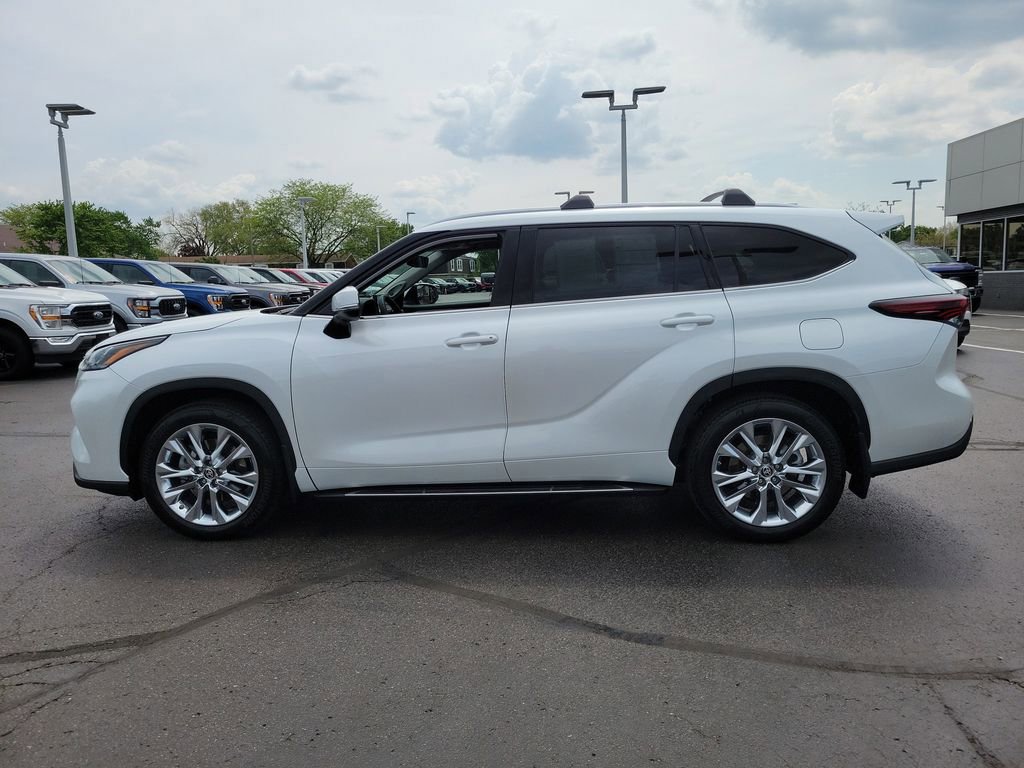 Used 2024 Toyota Highlander Limited AWD/4WD image 2