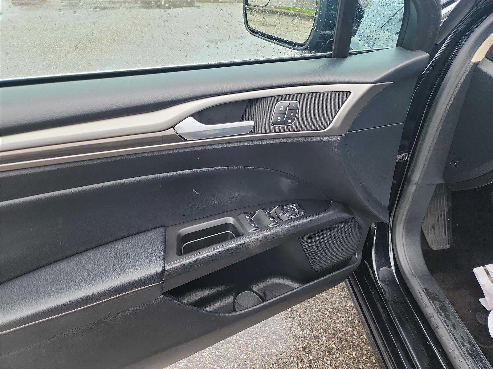 Certified 2018 Ford Fusion SE w/ Fusion SE Technology Package FWD image 8
