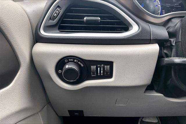 Used 2022 Chrysler Voyager LX image 34