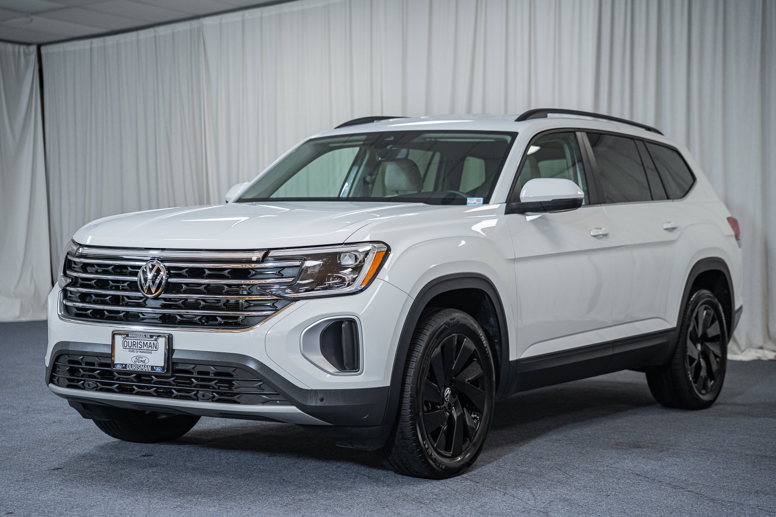 Used 2024 Volkswagen Atlas SE w/ Black Wheel Package AWD/4WD image 3