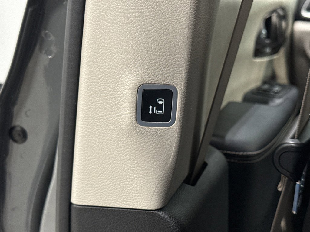 Used 2023 Chrysler Pacifica Touring-L image 31