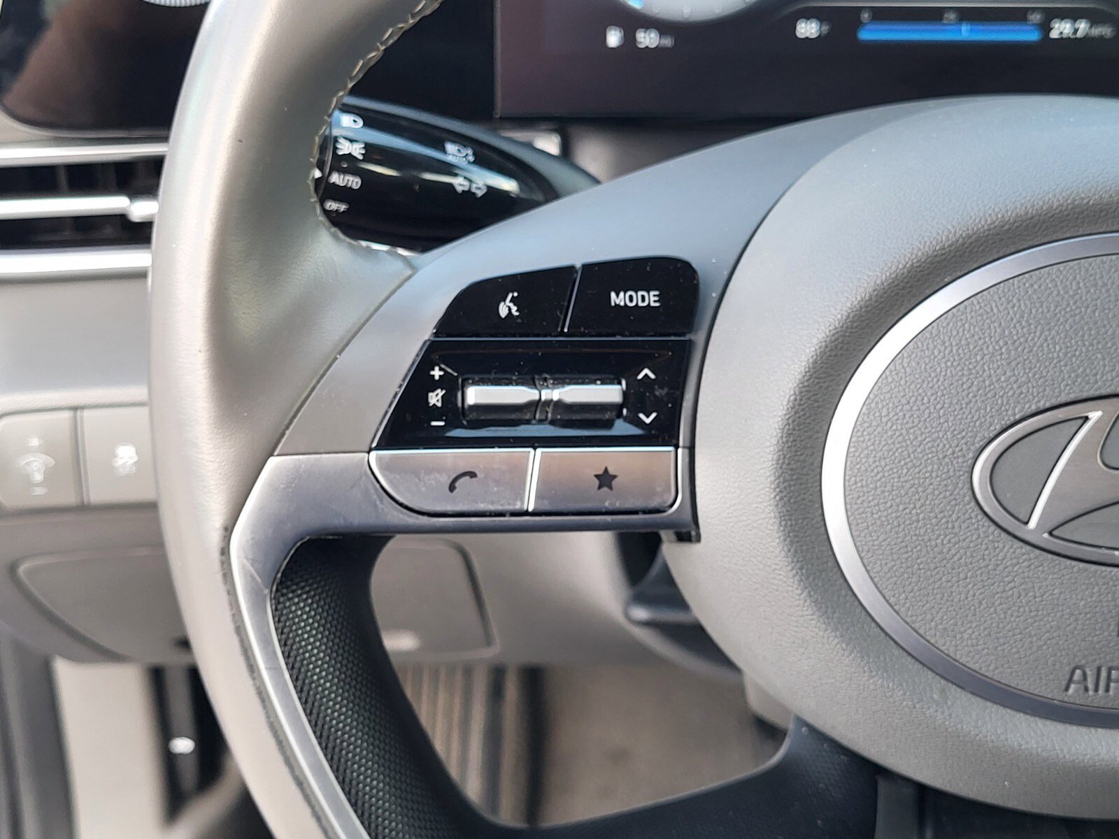 Used 2025 Hyundai Elantra SEL image 27