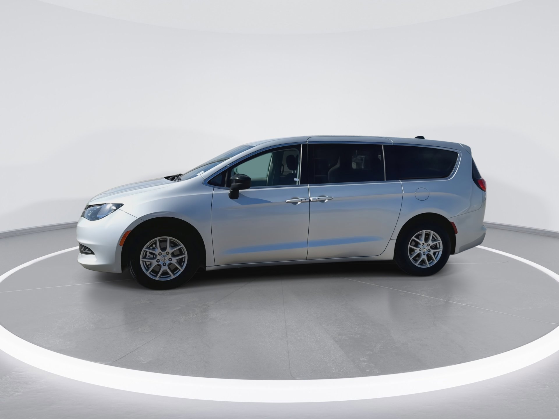 Used 2024 Chrysler Voyager LX image 7