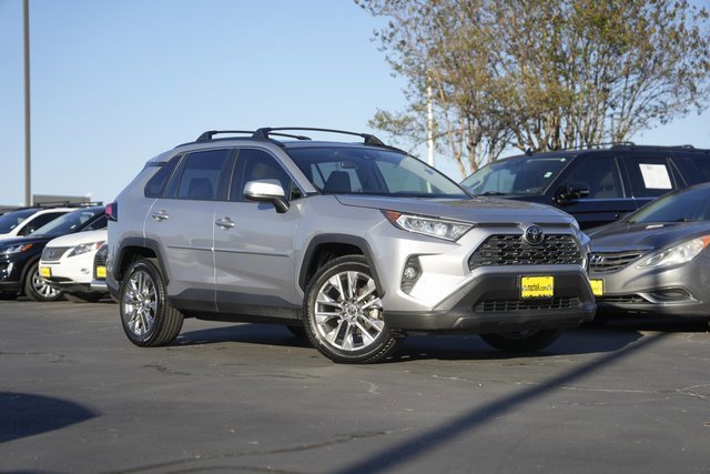 Used 2020 Toyota RAV4 XLE Premium image 2
