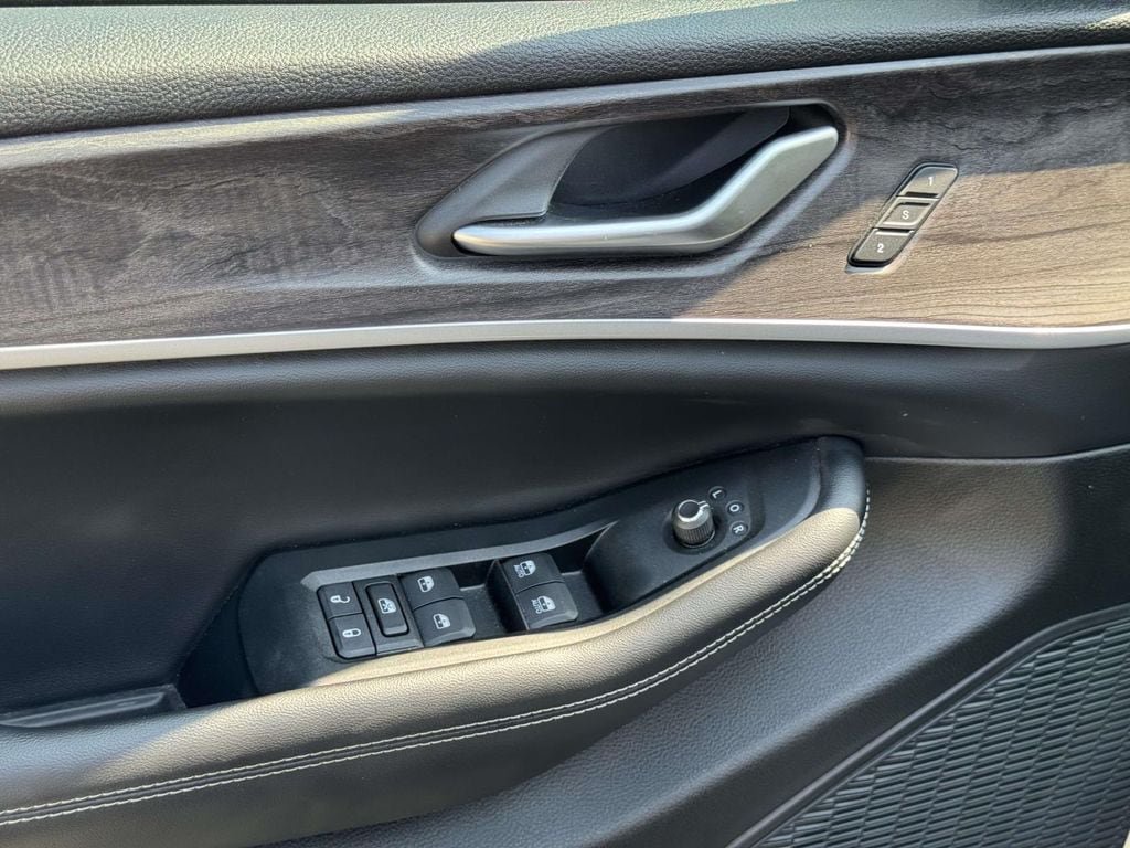 Used 2023 Jeep Grand Cherokee Limited AWD/4WD image 19