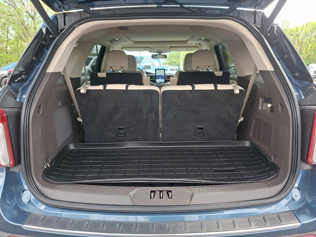 Certified 2020 Ford Explorer Platinum w/ Premium Technology Package AWD/4WD image 32