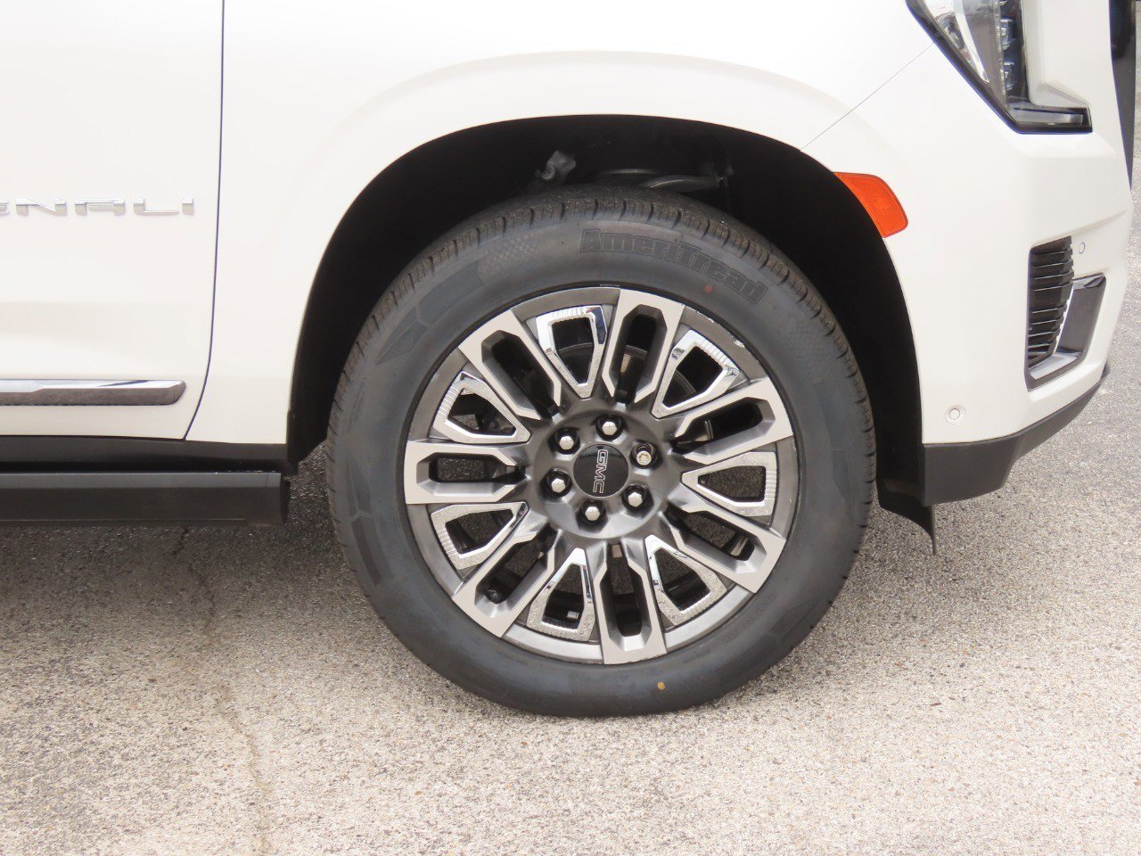 Used 2023 GMC Yukon XL Denali Ultimate AWD/4WD image 7